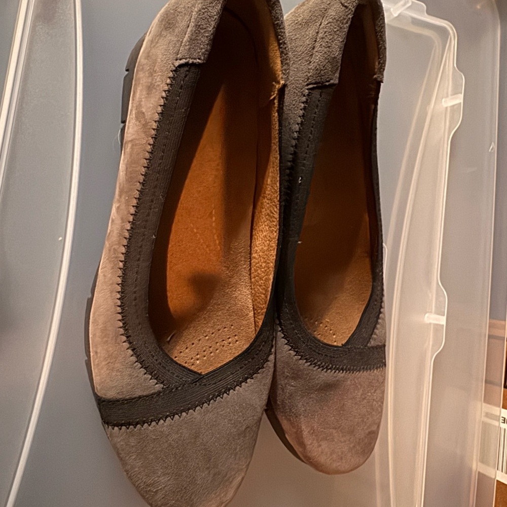 Women’s Clark’s Suede Flats. Size 6 Excellent used Condition